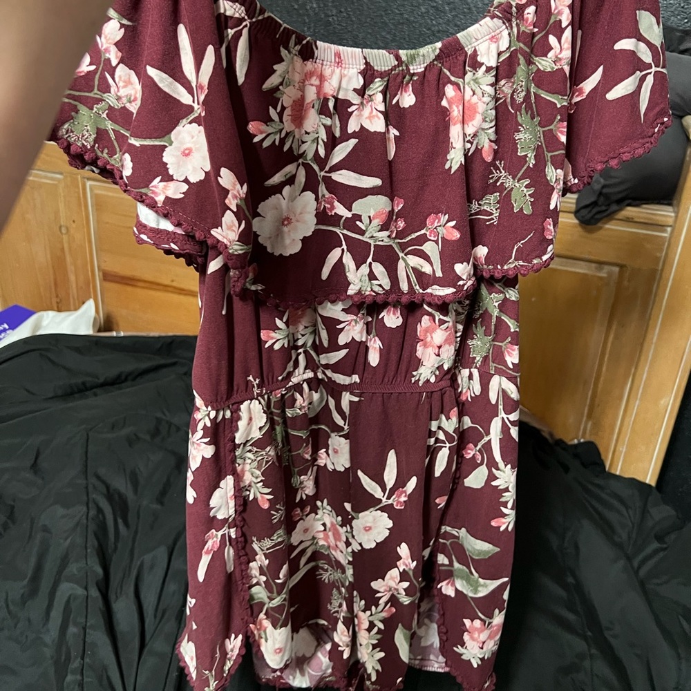 Burgundy and pink floral off the shoulder romper 😍 - Picture 2 of 4